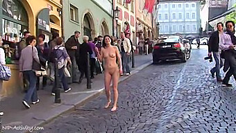 Nanas Exhibitionnistes Exhibent Leurs Corps Dans La Rue Dans Une Nudité Publique