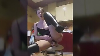 Gadis Poland Yang Terangsang Menunggang Dildo Di Atas Kerusi Dalam Video Amatur