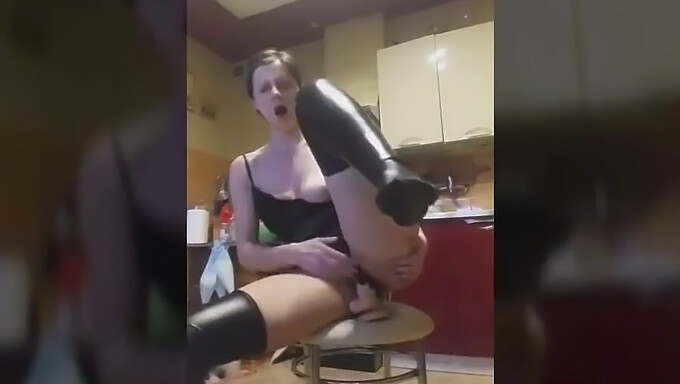 Gadis Poland Yang Terangsang Menunggang Dildo Di Atas Kerusi Dalam Video Amatur