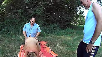 Suzi Nackt Auf Einem Feld, Eine Frau, Die Es Liebt, Sich Selbst Zu Befriedigen.