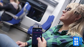 Uzaktan Kumandalı Vibratörle Orgazma Tren Yolculuğu