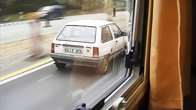 Chica De Chocolate Es Recogida Y Follada En Un Camper