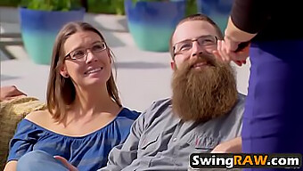 Grupo De Swingers Reais Se Diverte Com Orgias E Troca De Parceiros Em Um Reality Show