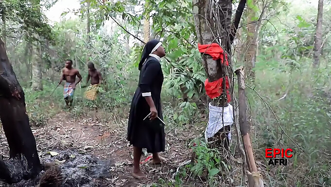 Siyah Ve Beyaz Üçlü, Açık Havada Boşalma