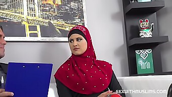 Sexi Hijabi Milf Dáva Ohromujúci Orálny Zážitok