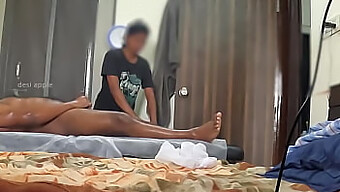 Eine Masseurin Schreckt Von Einem Kleinen Schwarzen Schwanz Auf.