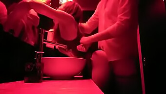 Diam-Diam Merekam Video Aksi Eksplisit Di Kamar Mandi Di Klub Malam