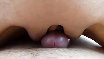 Una Bomba Sexy Con Un Culo Sodo Raggiunge L'Orgasmo In Un Video Hot