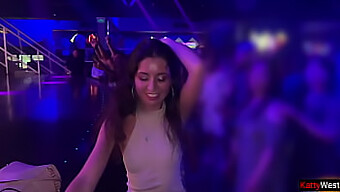 La Notte Selvaggia Di Katty West Nel Bagno Della Discoteca: Gioco Anale E Anale