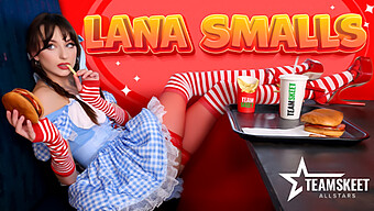 Lana Smalls In Einem Heißen Fast-Food-Joint-Erlebnis Mit Einem Gut Bestückten Partner.