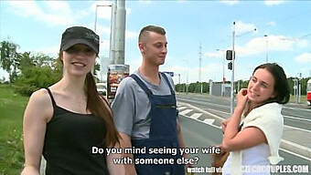 Un Jeune Couple Profite D'Un Quatuor En Plein Air Avec Fellation Et Action Anale