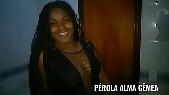 Pareja Interracial Disfruta De Un Masaje Sensual Y Una Mamada En Madureira