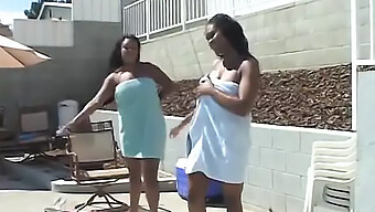 Bellezas Ébano Se Entregan Al Sexo Caliente Al Aire Libre En El Patio Trasero