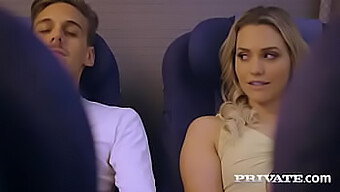 Mia Malkovas Første Scene Med Private Er En Blowjob Og Cowgirl-Tur På Et Fly.