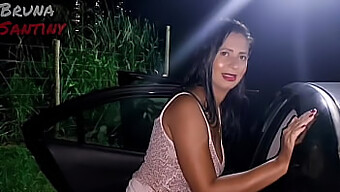 Morena Bruna Se Submete Ao Sexo Oral E Anal Em Um Estacionamento