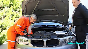 Eine Blonde Amateurin Wird Von Einem Heißen Typen Auf Einem Auto Gefickt.