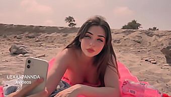 Eine Junge Frau Wird Für Einen Blowjob Am Strand Bezahlt