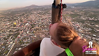 Amour Intense À L'Aube (Elle Prend Du Sperme) Au Sommet Des Pyramides D'Un Ballon À Air Chaud